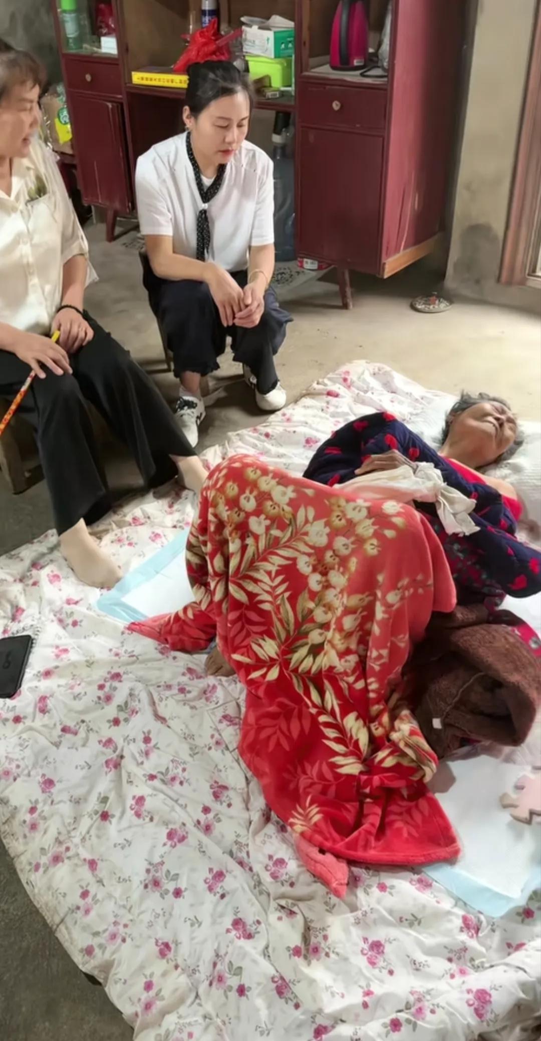 这位老人实在太可怜了，病重之际竟被儿媳妇扔到地上，只因怕老人死在床上。而这个儿媳