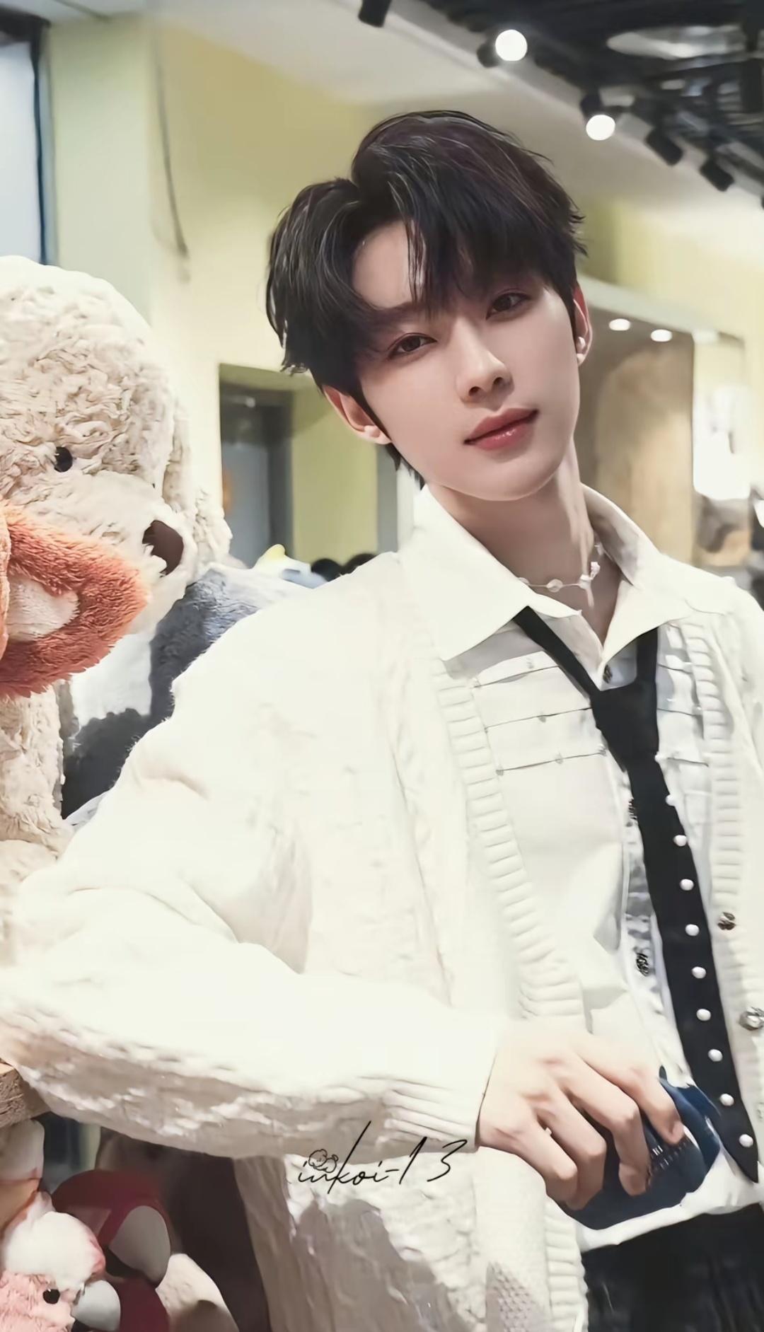 我又发现了一个短剧帅哥！吴添豪！2001年出生，今年24岁，身高185cm，毕业