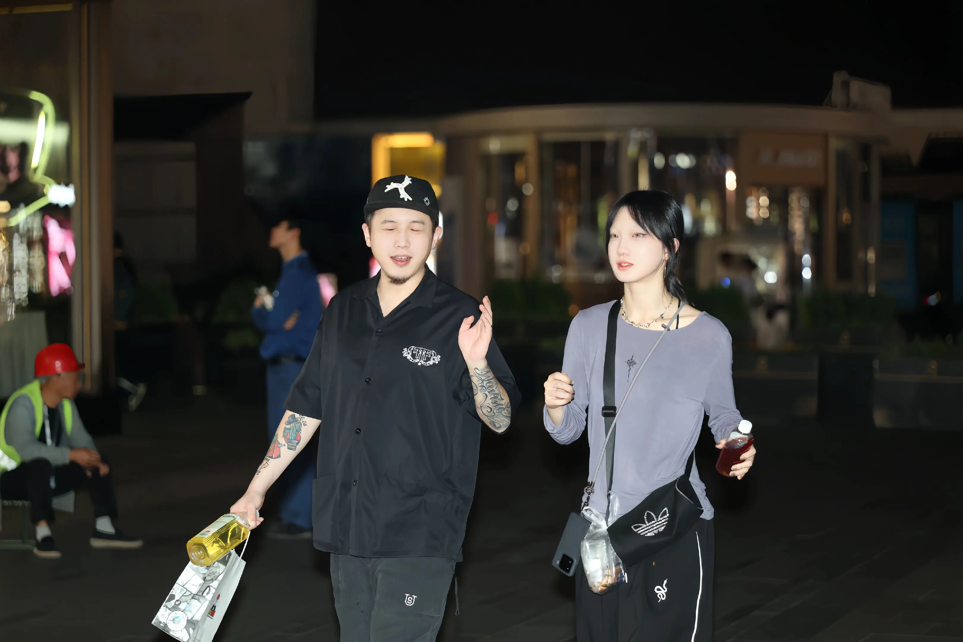 夜色温柔，市井滚烫，藏着细碎美好✨。白天的匆忙终于褪去，特意把时间留给...