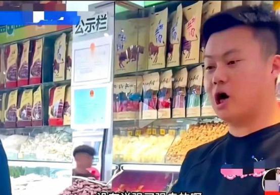 离谱不？新疆，男子3人自驾游，在夜里到达酒店，但是只剩一间房了，2位女同伴决定在