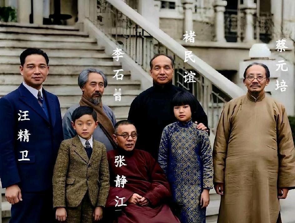 这是一张1934年拍摄于上海的珍贵老照片，画面之中是汪精卫本人，并非影视剧演员，