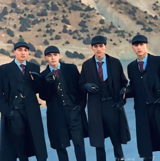 阿富汗赫拉特省四名二十出头的小伙火了。他们复刻英剧《浴血黑帮》谢尔比家族造型，一