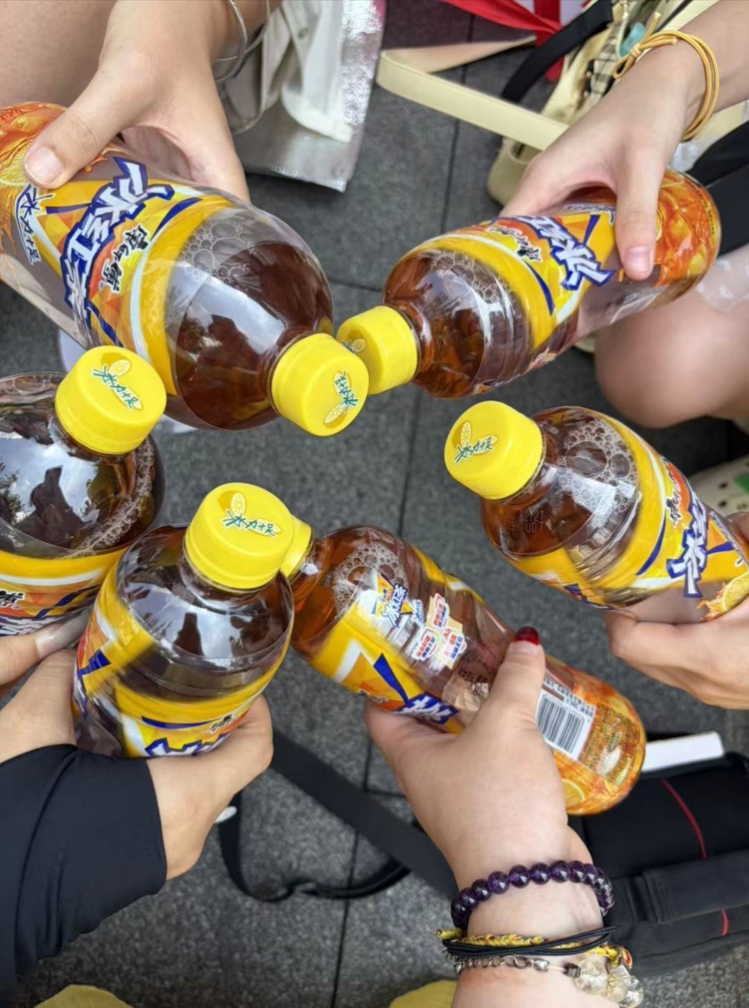 每年夏天，家里冰箱都会屯上一批冰红茶，天气炎热的时候，就来上一瓶，酸酸甜甜，真是