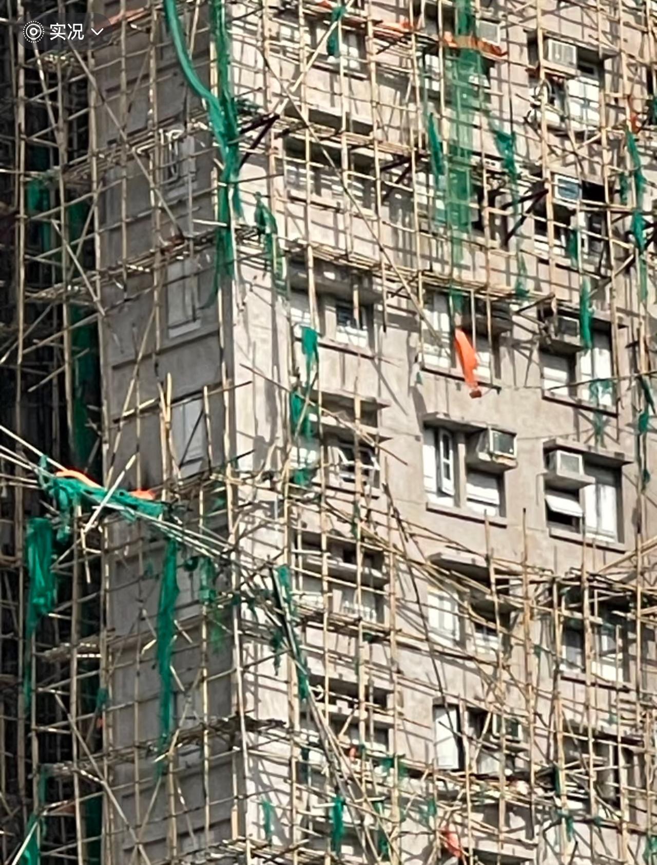 看到这一幕，

就能够想象到，

发生火灾时，楼上人有多么的绝望。

楼体外围被