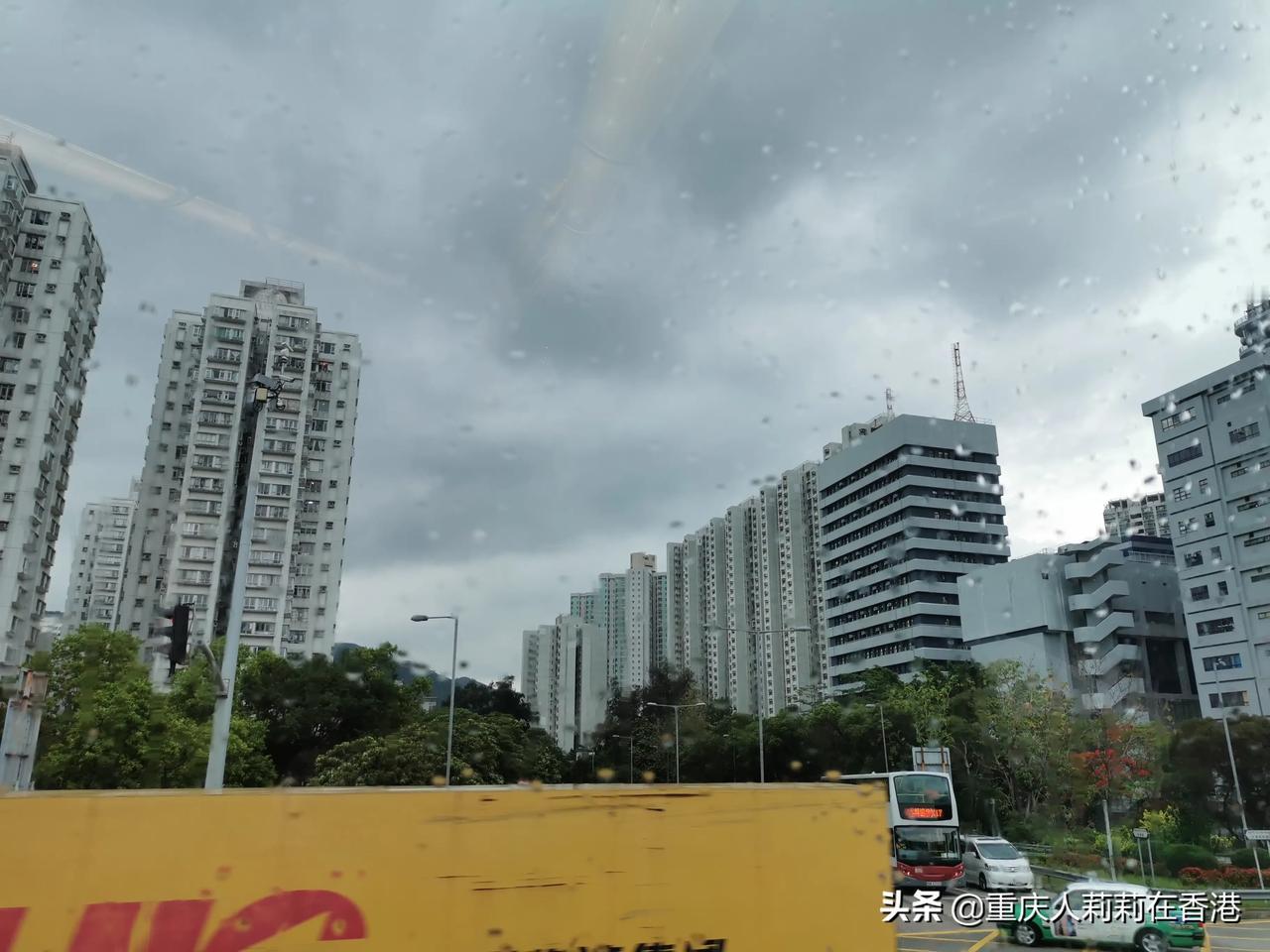 天瞬间阴沉沉，一场大暴雨即将来临，天气和人心情一样，时好时坏，一会阳光明媚，一会