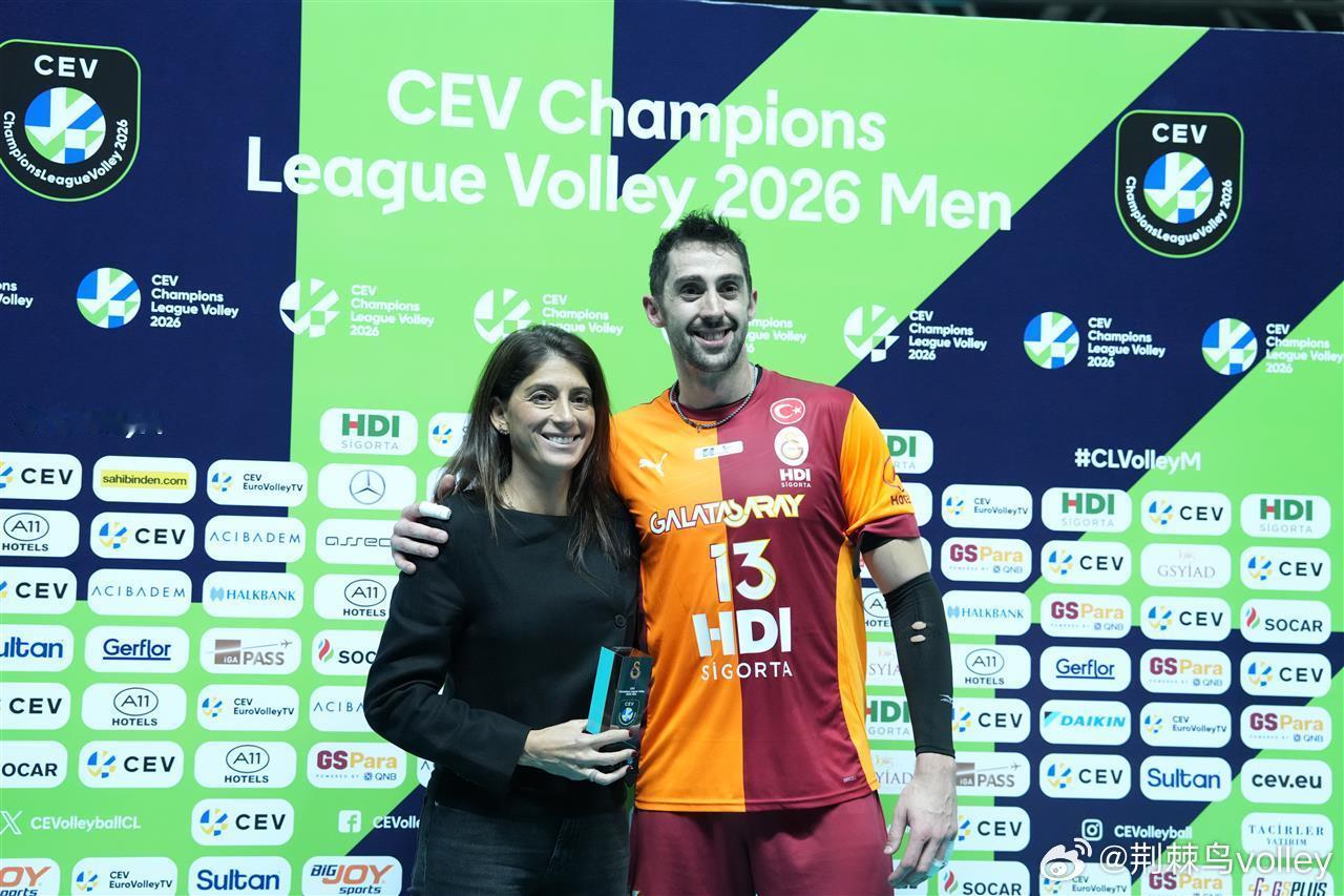 【男排欧冠】正赛B组，土耳其加拉塔萨雷3-2险胜比利时鲁瑟拉勒（25-18 19