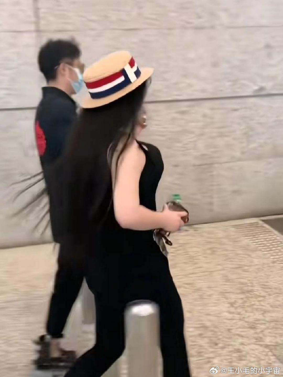 冉莹颖的身形是少见的大S款，胸围比臀围还饱满一圈，走路昂着头步子迈得稳，气场压得