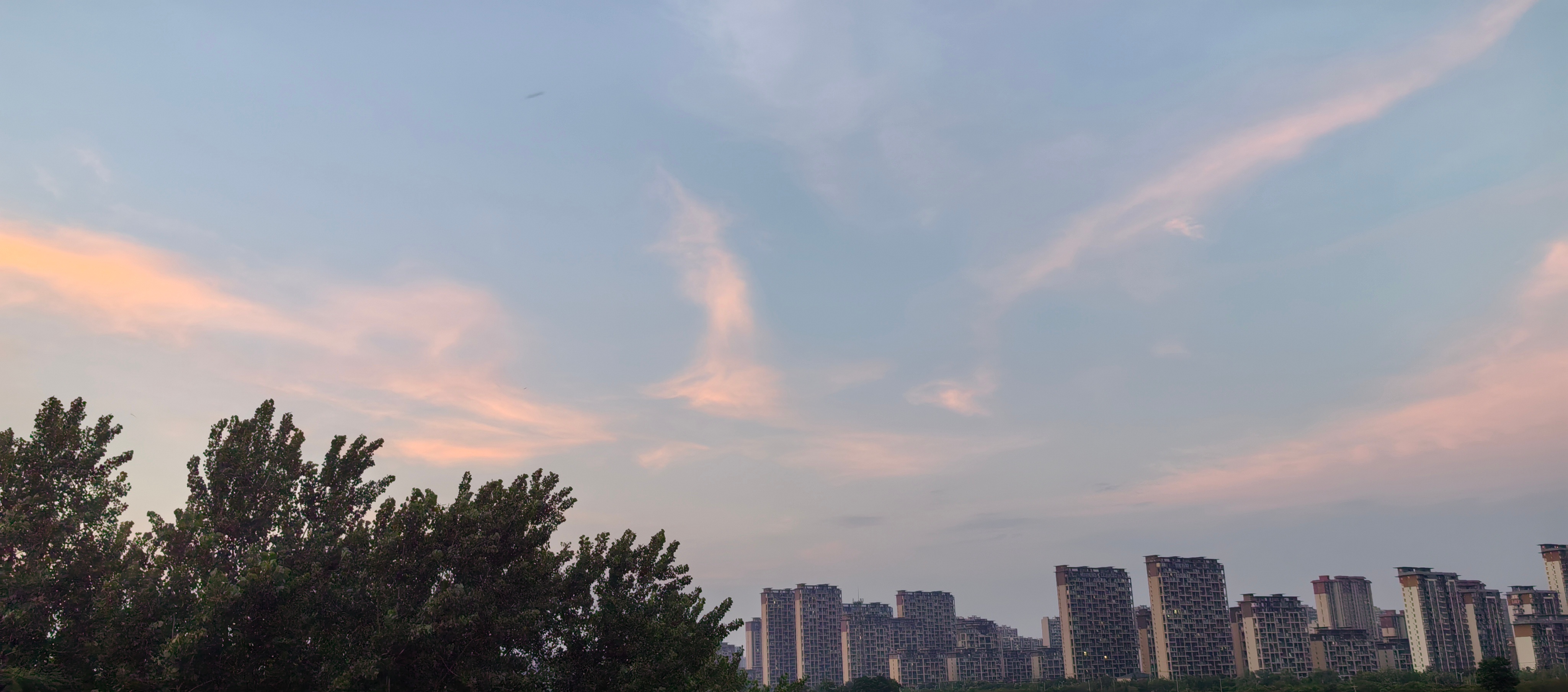 夏天傍晚的夕阳依然如此美丽随手拍