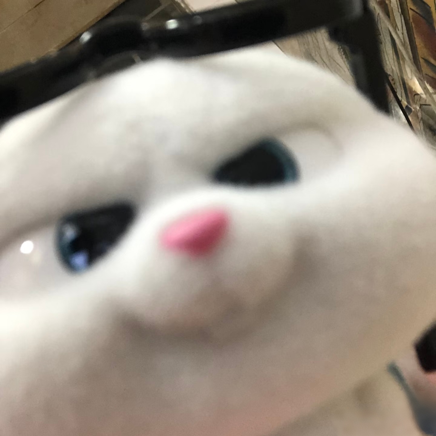 说到李沛恩夸人，我突然想到了这个他对违建的三连夸。夸眼睛～ 割的双眼皮夸头发密～