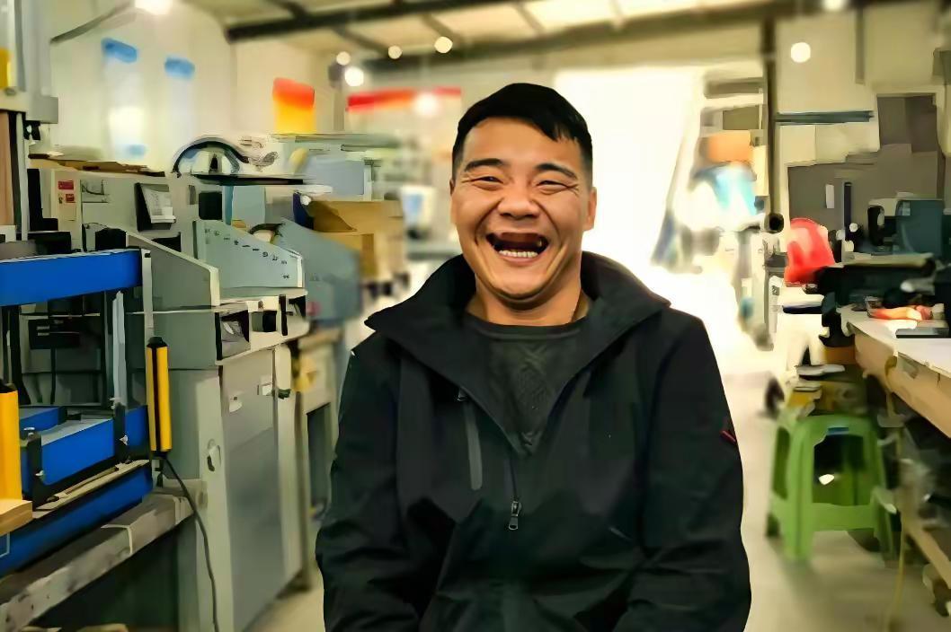 1998年，江苏一男子出生时高烧烧坏大脑成脑瘫，找工作时，负责人嘲讽他，男子强忍