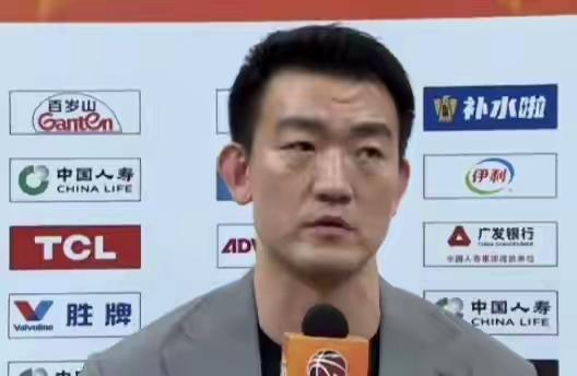 【卫冕冠军浙江广厦主场再次击败深圳队，距离晋级决赛支差一步之遥。】赛后主教练王博