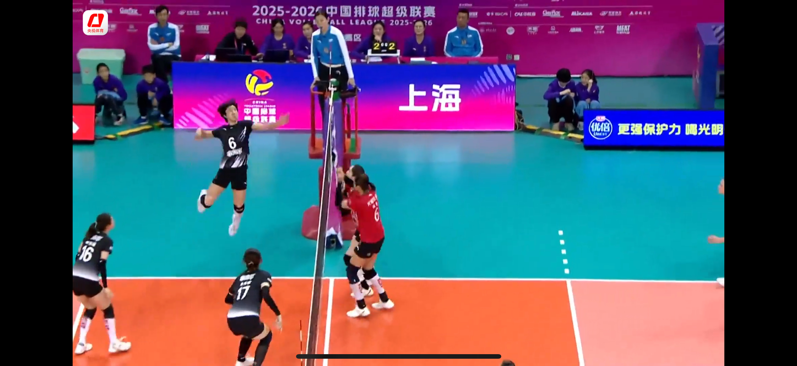 第一局上海女排34-32艰难拿下北京女排2025-2026中国女排超级联赛