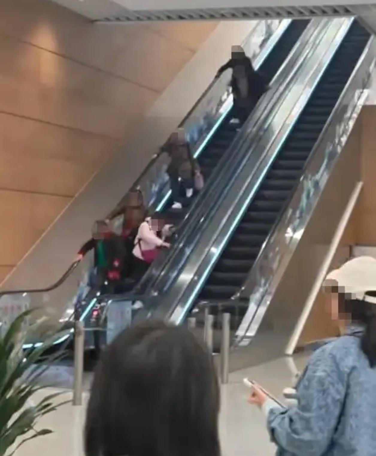 🚨【惊险！天府机场多名老人扶梯逆行，旅客急喊停】🚨

3月23日，四川天府国