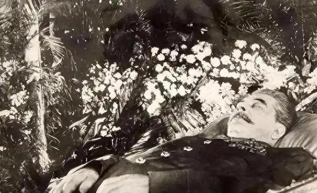 1961年，斯大林坟墓被挖开，军官们将其从水晶棺中抬了出来，迅速剥去他军服上的金