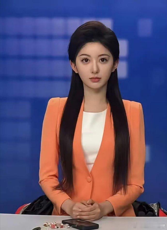 艺考女生素颜出众，播新闻虽显特别，但或缺沉稳。倒不妨尝试娱乐主持或网红之路，或许