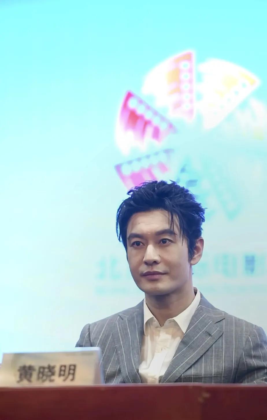 为什么黄晓明的头发让我看着很热很闷的感觉[笑哭]
感觉是这发型设计的不合适，发胶