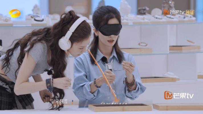 宋妍霏起到了一个对的作用蒋一侨比划她来猜，转头给蒙眼串珠的李晟当“人体确认键”。