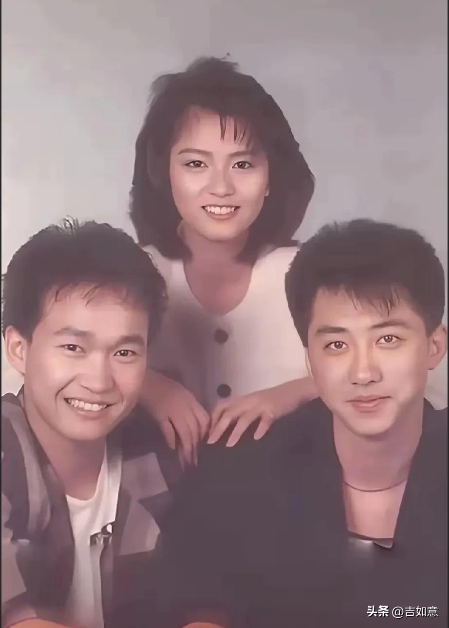 老照片里的庾澄庆，即便画面昏暗，那如雕刻般的英俊脸庞也藏不住。他这颜值，很大程度