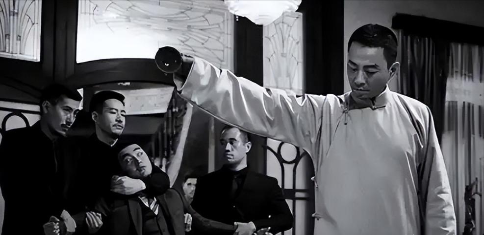 1936年夏天，蒋介石的外甥俞洛民在电梯里不小心踩了警察局长陆连奎小老婆的脚，结