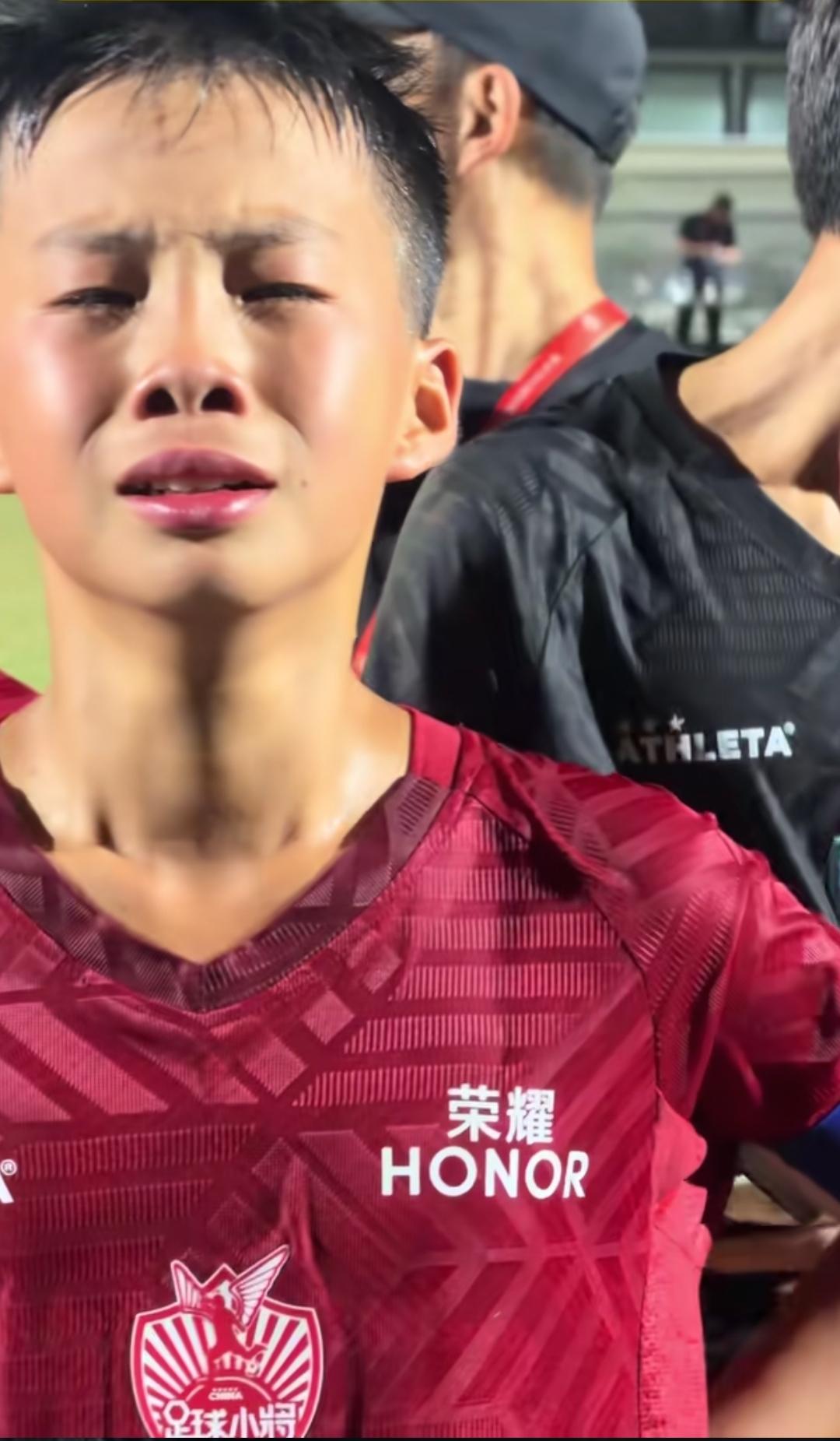 中国足球小将0：2输给亚洲明星联

队员们都哭了。

董路老师在采访中说：对方把