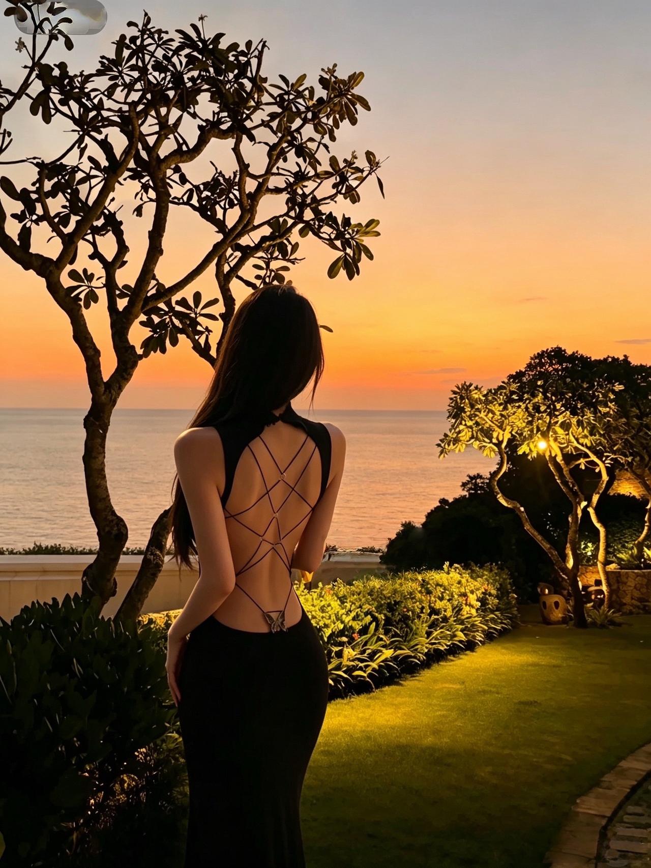 海边度假穿搭 夏日chill穿搭 热门露背黑裙 超出片的度假风穿搭