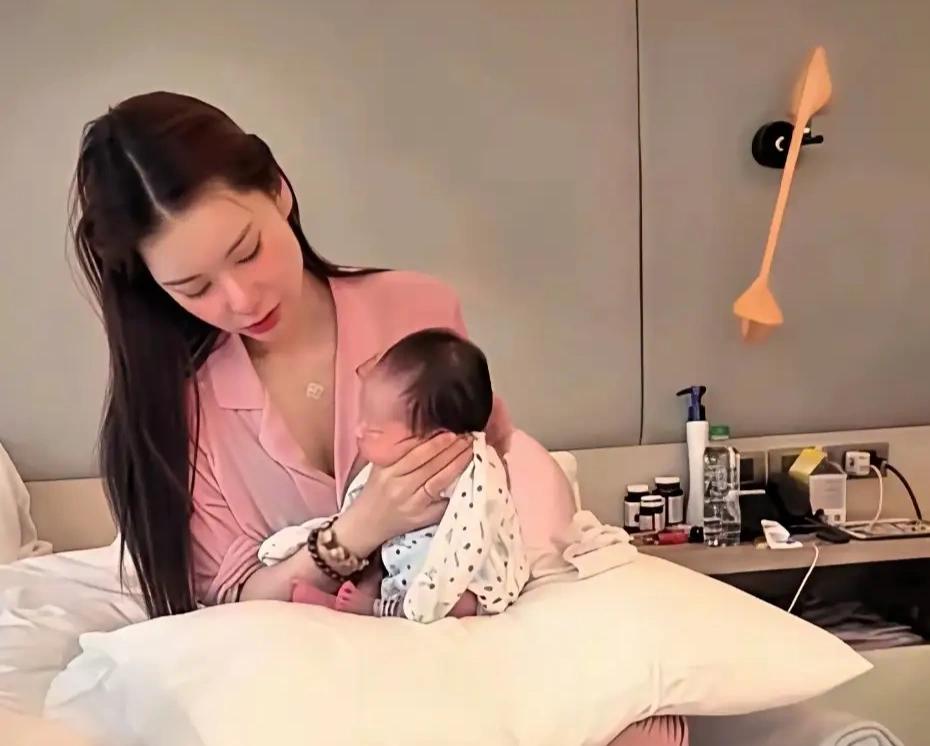 马筱梅坐在床上给儿子拍嗝照片曝光，网友看到后表示:心疼小汪宝一秒，还有网友质疑马