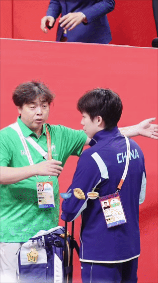亚运赛场的指引可能有点什么问题，
上午王楚钦想出去，
找不到路，
这条不行，
那