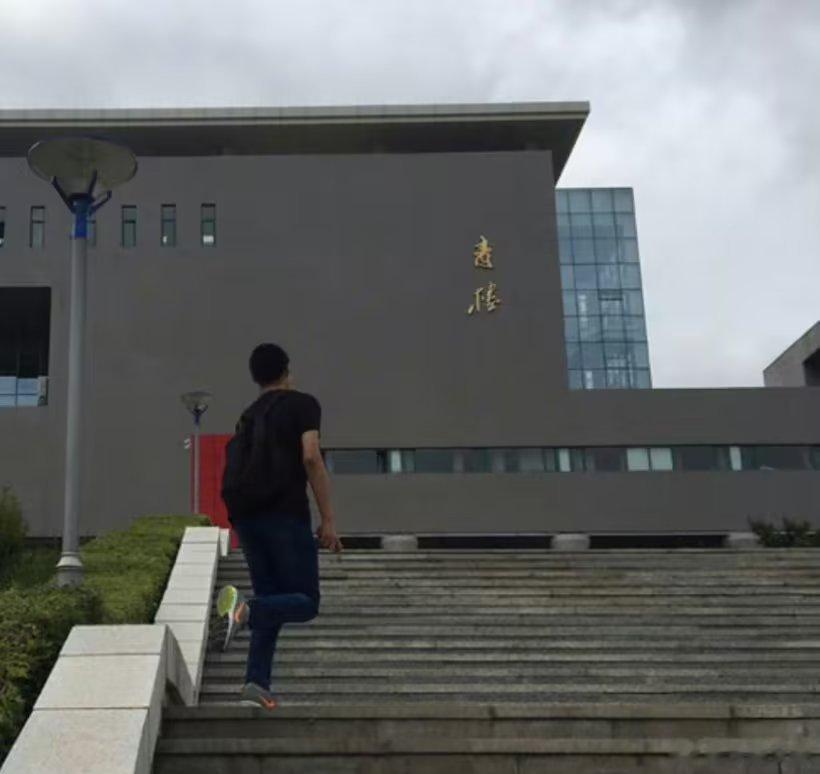 这哪个学校的丹青楼丹被吹走了变青楼了 ​​​