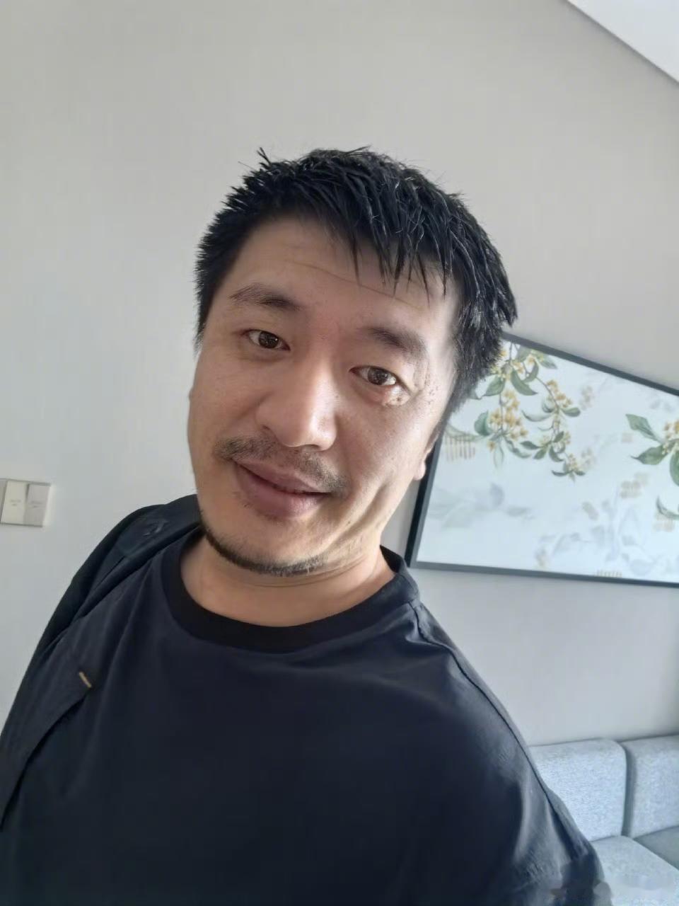 《高考后的独白》

（摘下眼镜揉了揉发红的眼眶）

半个月没好好睡过觉了...