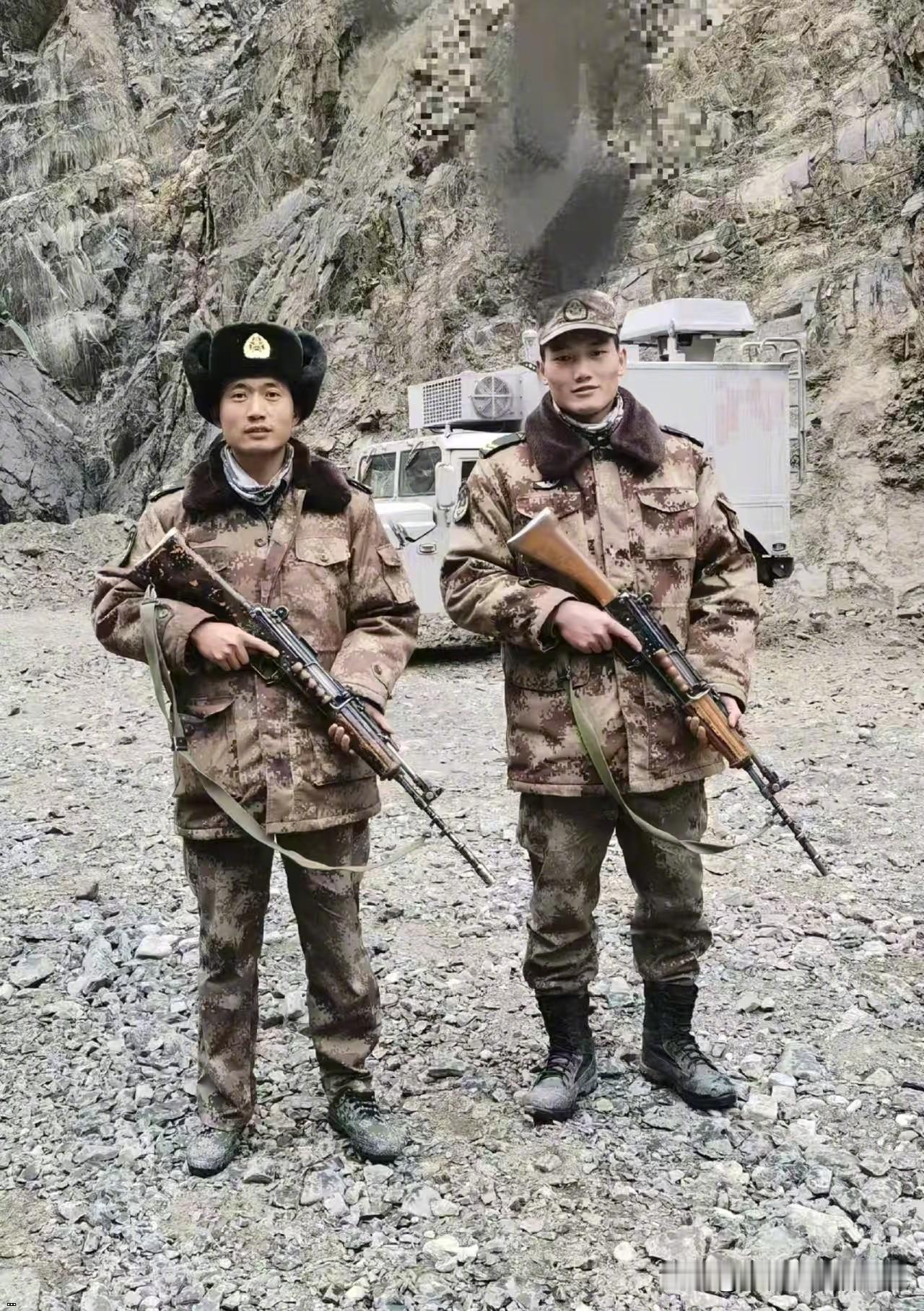 [呲牙] 这里有几张 INSAS 自动步枪的照片，请问您最喜欢其中哪一张？
[呲