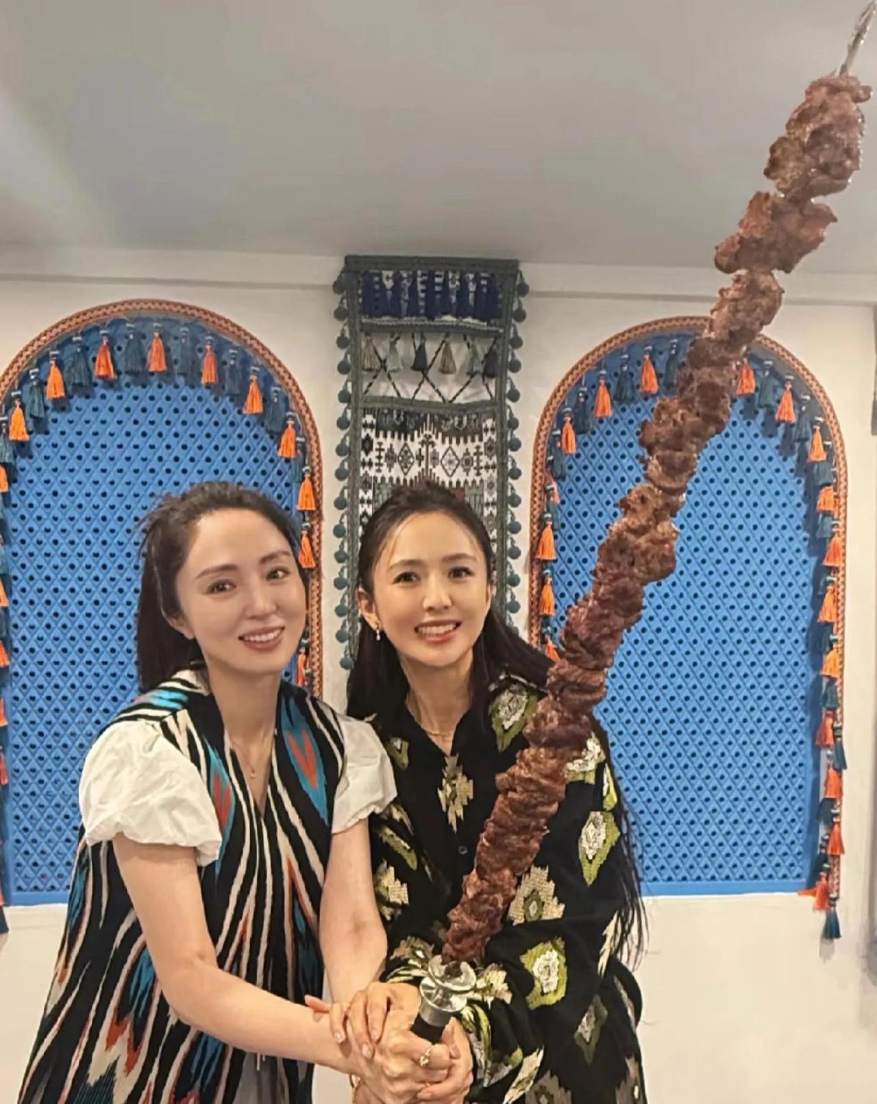董璇和佟丽娅真的一对好闺蜜！

其实看照片，我觉得这两人长得还挺像的，真像一对姐