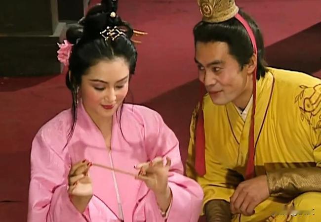 三国里的貂蝉实在太厉害了，一箭三雕，将董卓、吕布玩弄于鼓掌，反杀李儒。貂蝉以一对