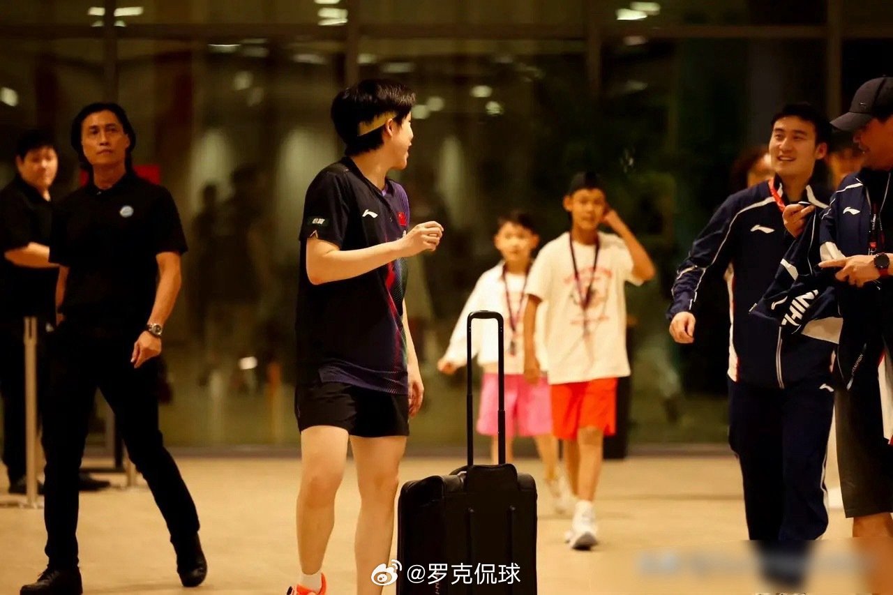 王楚钦与小海螺：小海螺是国乒男队主教练王皓的次子，因痴迷王楚钦被网友称为“迷你版