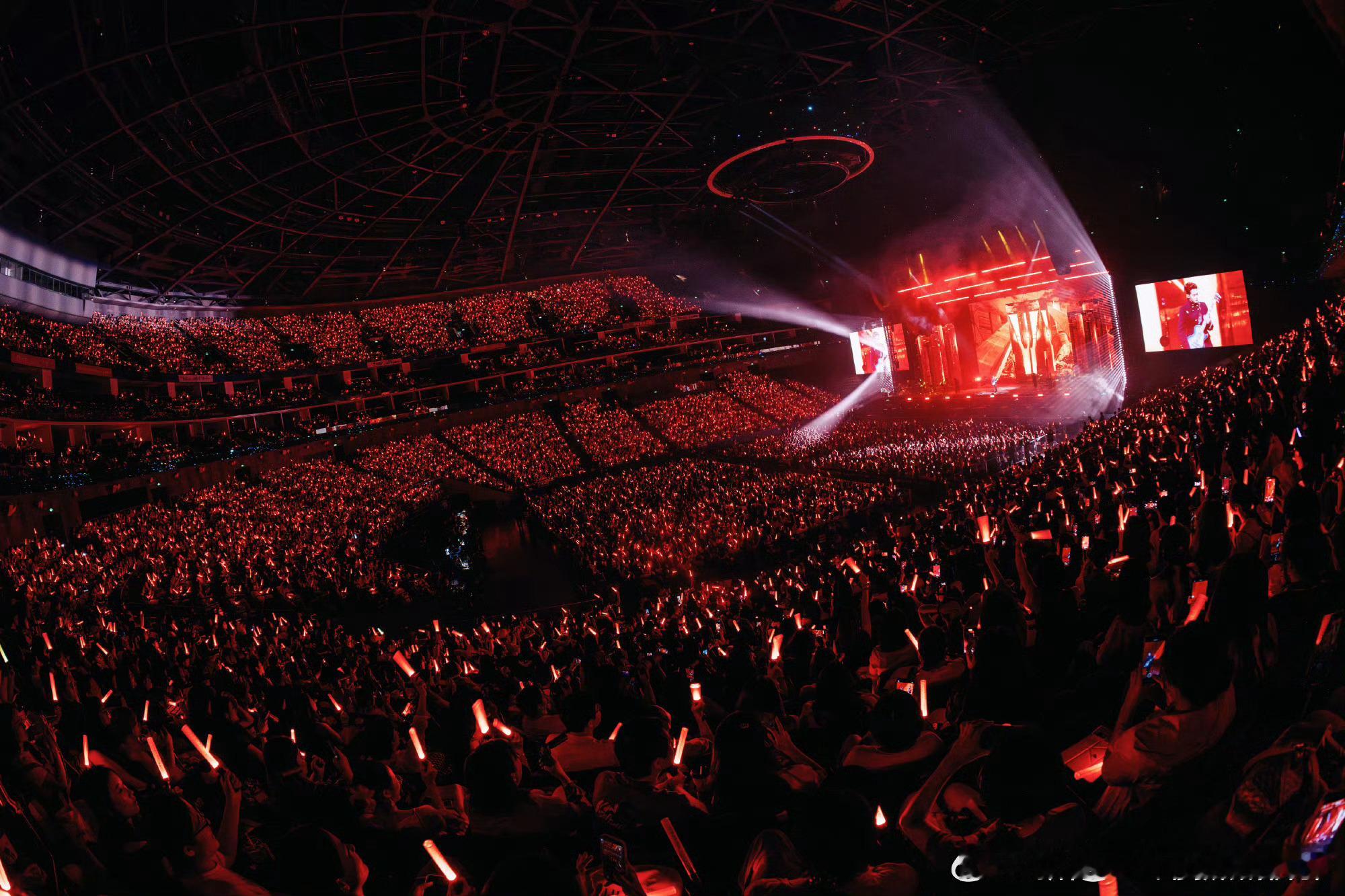 于适上海演唱会座无虚席于适适诗2026巡回演唱会 上海梅奔双场全开，内场看台无一