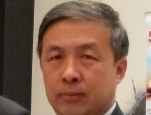 “中国现在向美国投降还来得及！再晚就要‘跪着’了。”几年前，中国专家马臣曾公开宣