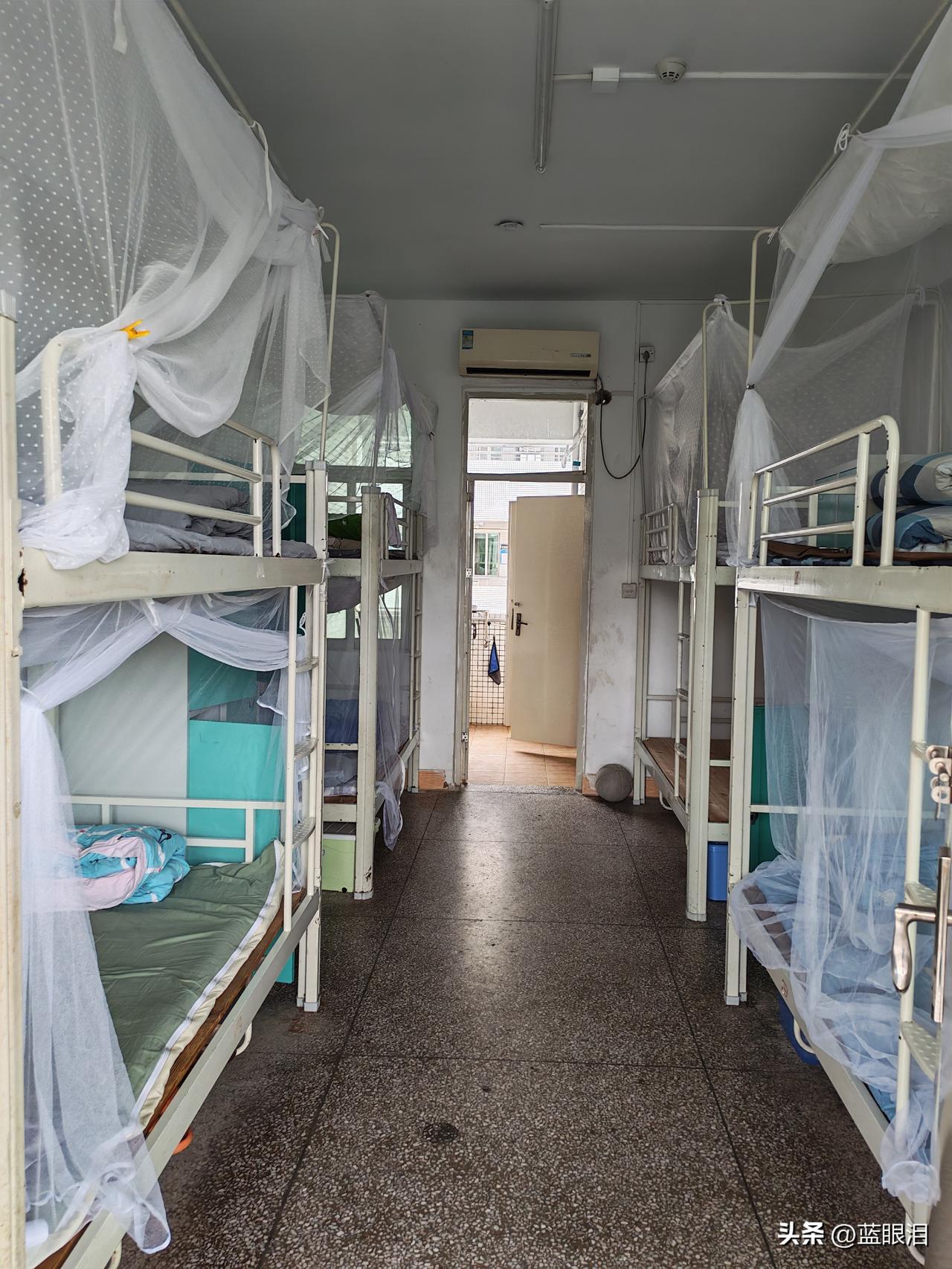 新学期要开学了，今天搬行李去学校，这也是我第二次去儿子学校的宿舍，宿舍不大，八人