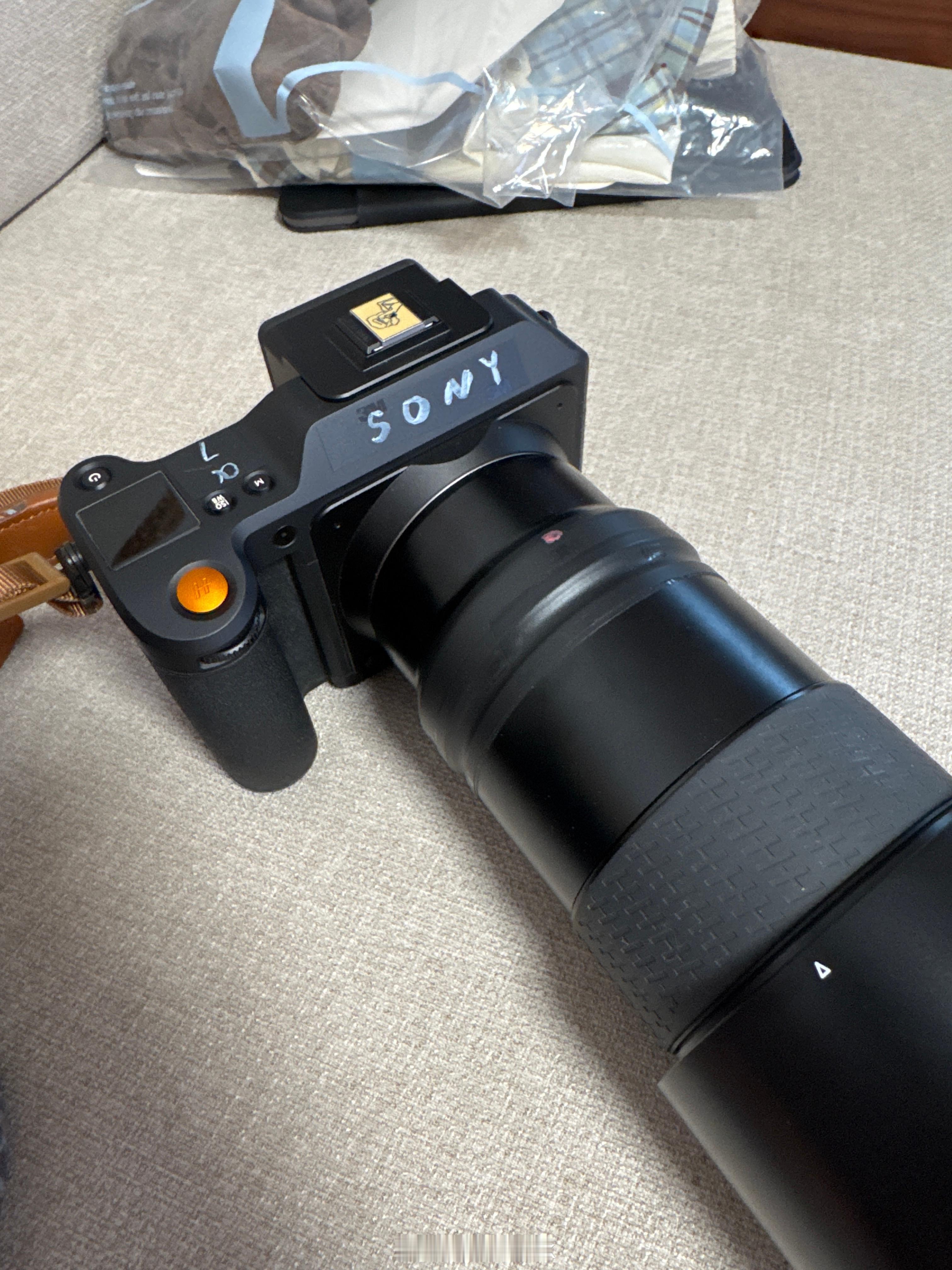 朋友新买的索尼微单，怎么看着不太对