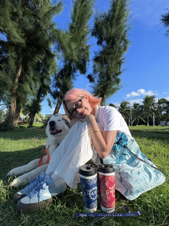 狗宝女的日光浴☀️背上CHAGEE双肩小蓝包去玩