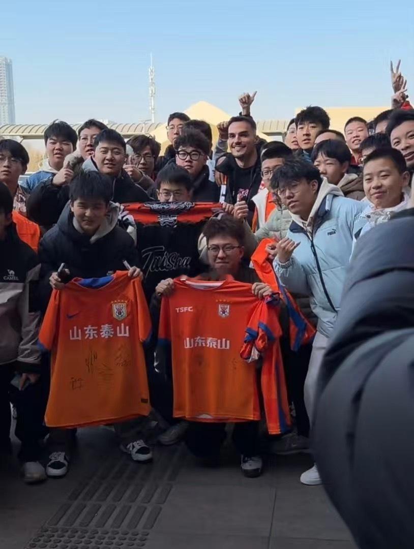 新中卫外援阿尔瓦罗身披山东泰山队橙色围巾，抵达现场，全程用亲和的态度回应山东球迷