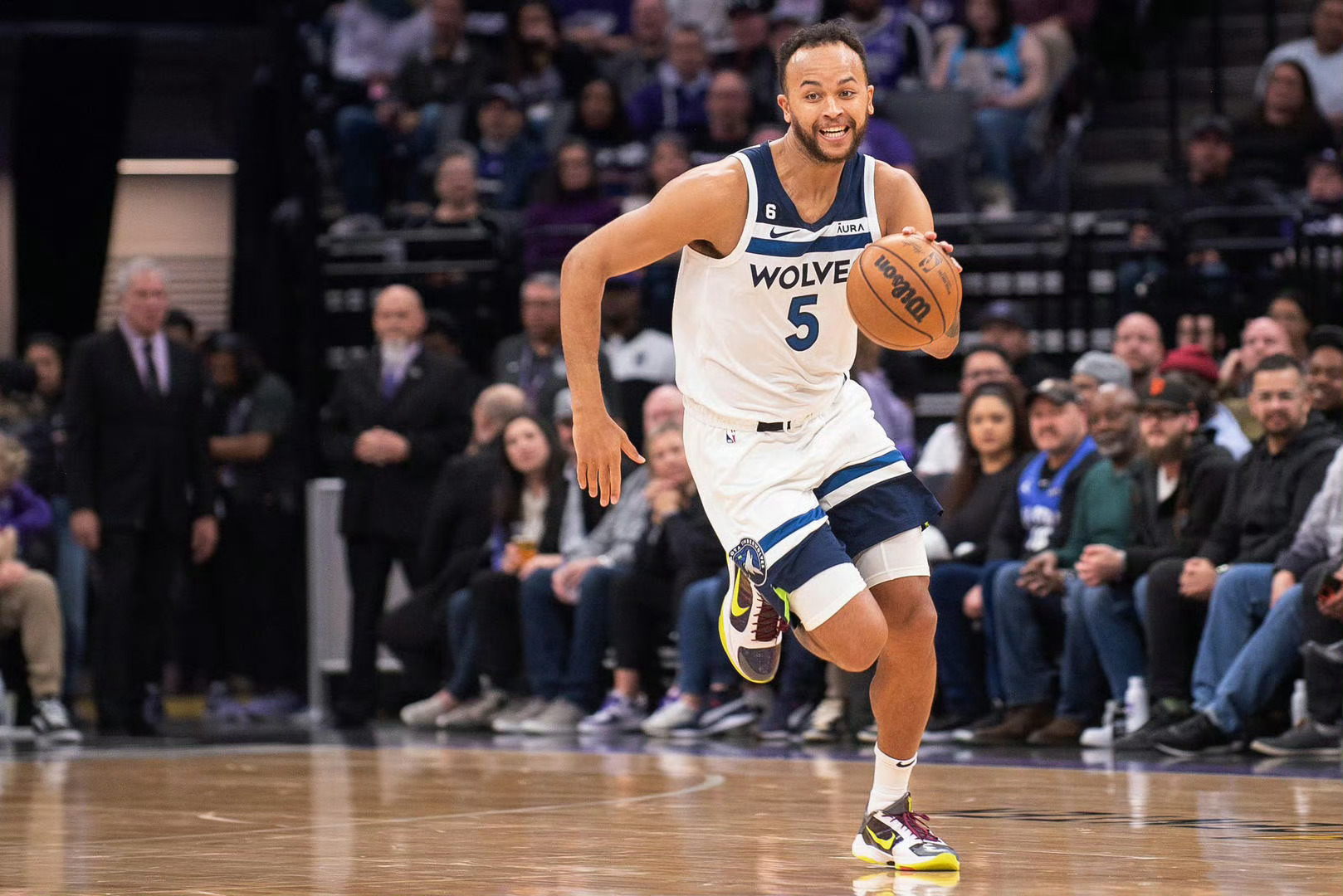 #李凯尔将重返森林狼# 据Shams报道，李凯尔已经与灰熊达成买断协议，将在澄清