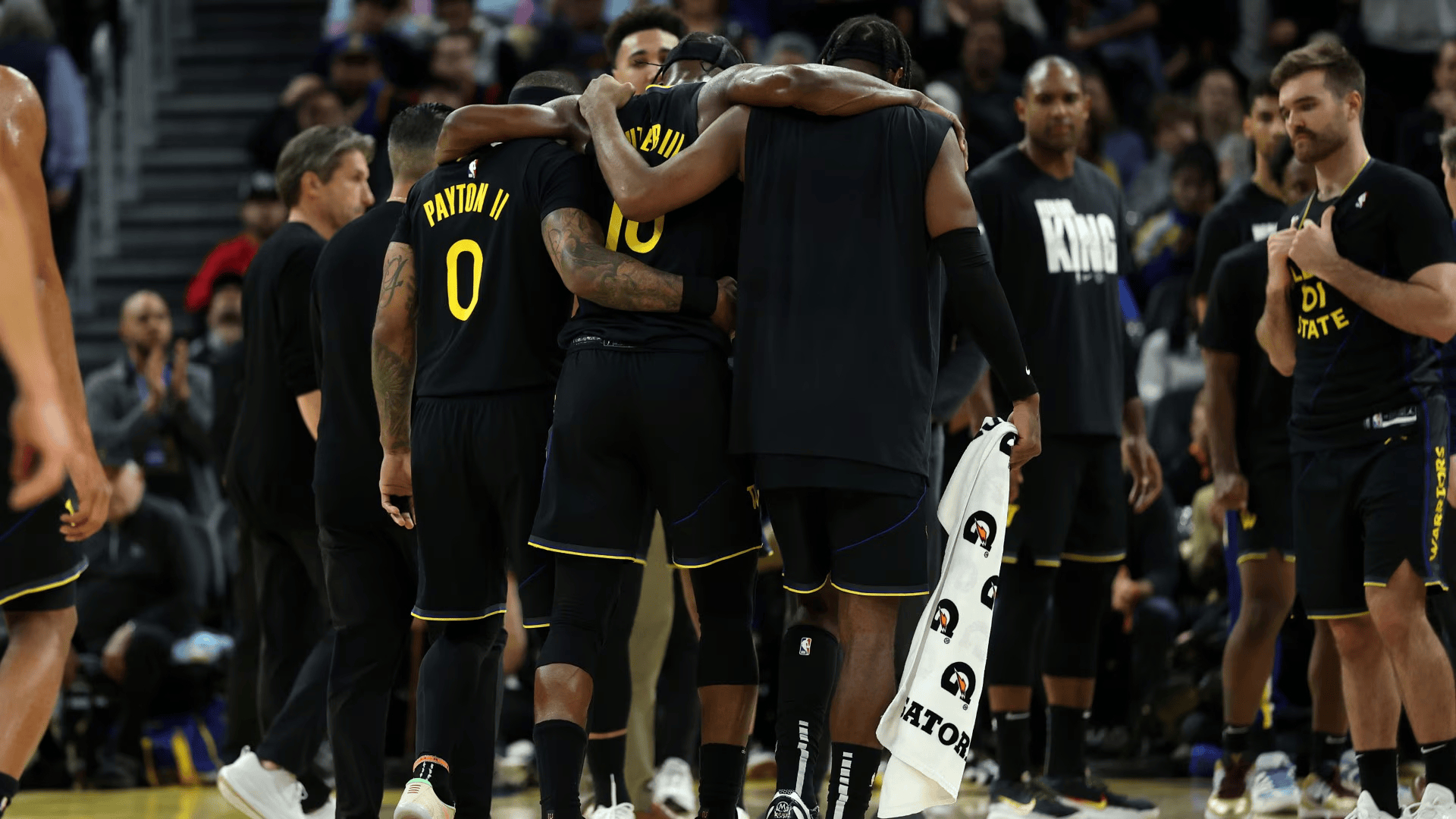 NBA那点事吉米-巴特勒遭遇右膝前交叉韧带撕裂，赛季报销。巴特勒遭遇右膝前交叉韧