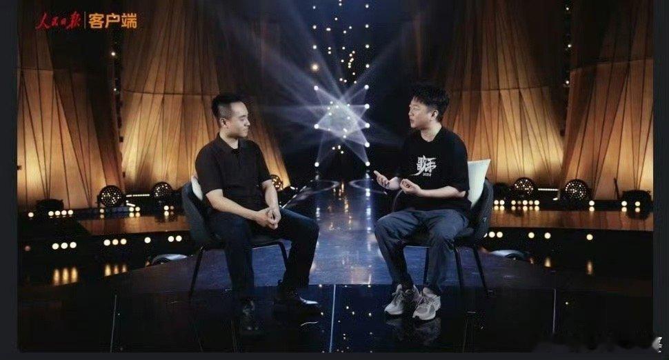 人民日报在场对话歌手2025人民日报与洪啸导演对话🈶，《歌手2025》歌王之战