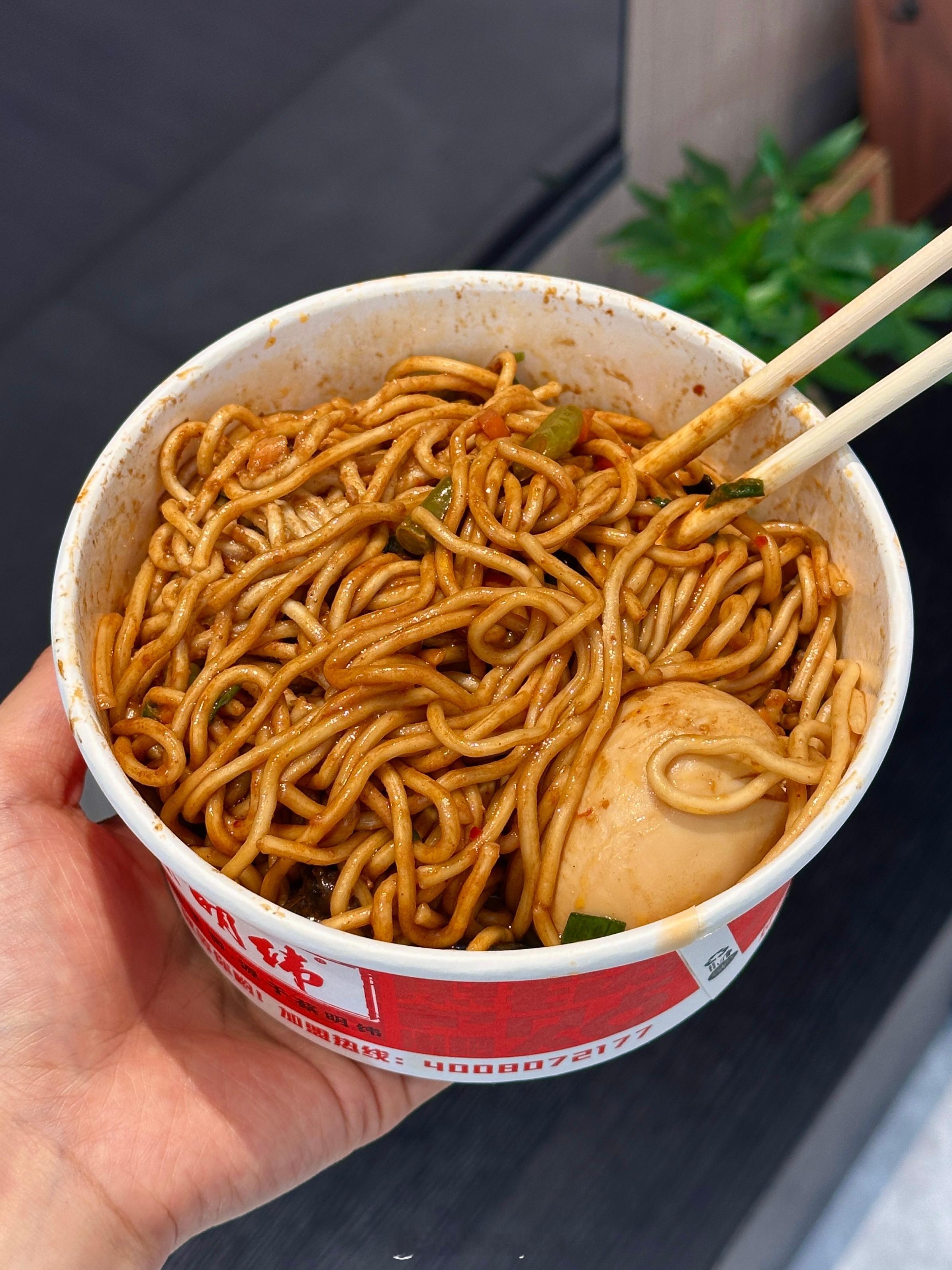 上午好🍜热干面瘾又犯了这是我的早餐哈哈哈 还有一杯拿铁 ​​​