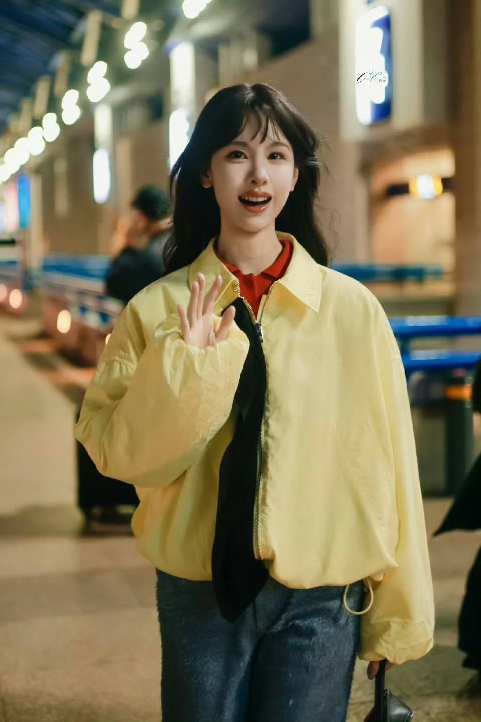 娱乐陈都灵奶黄包机场造型期待这个嘟嘟闪耀巴黎，把春天穿去巴黎呀 陈都灵把春天穿去