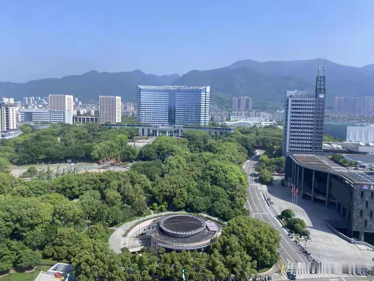 作为浙江GDP最垫底的城市之丽水市
也是全国水质与空气质量双双进入全国十强的城市