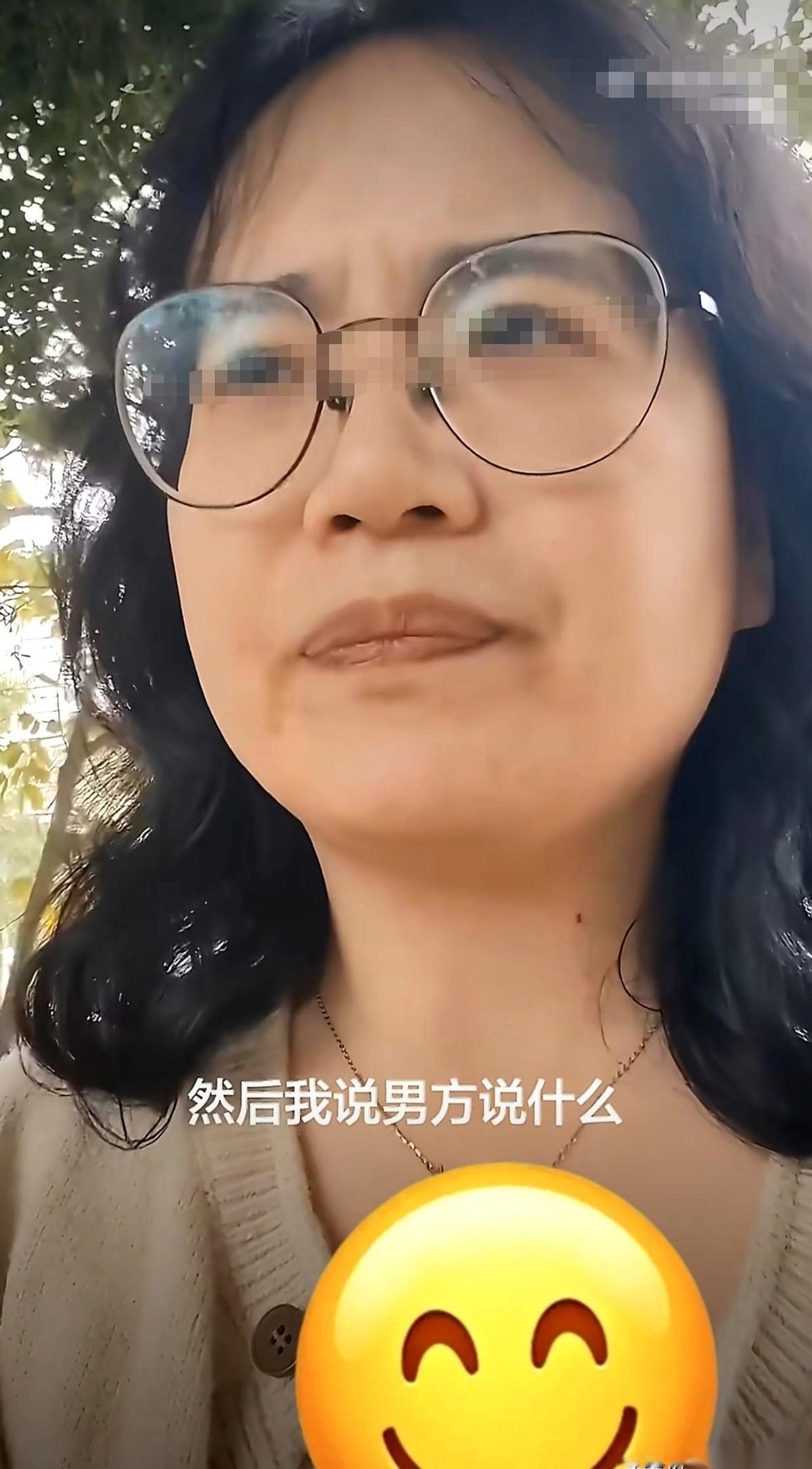 公园门口，男的刚加上微信，女的手机屏幕还亮着，心里那点小火苗刚燃起来。
她笑着问