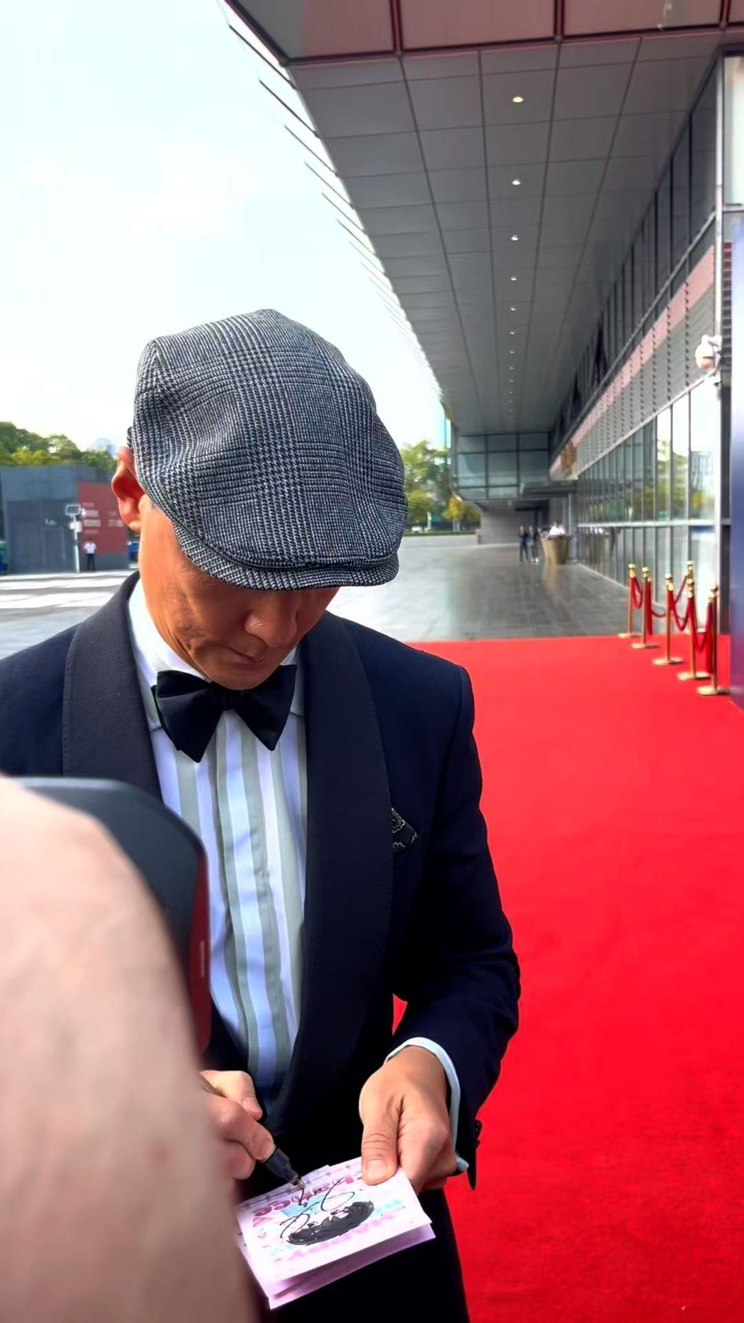 阿祖收到了lazuzu电影寒战1994 成龙没收到的lazuzu被吴彦祖收了，这