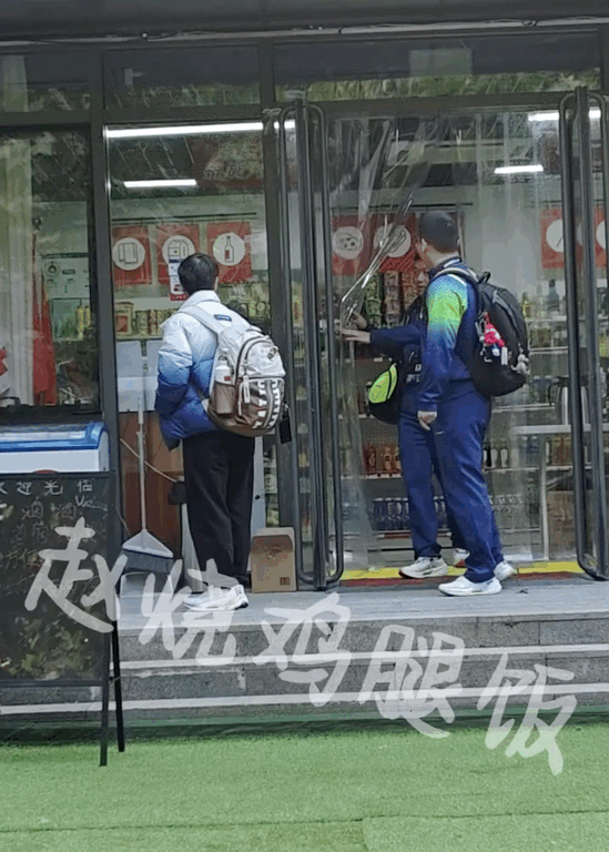 大闺女又管起co爹来了
之前北京大满贯上训路上
co爹想去小卖部
买啥就不清楚了