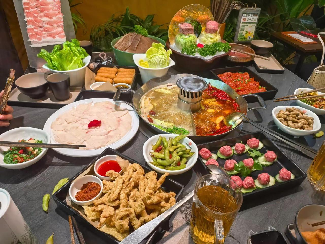 一定要长得好看吗？长得好笑不行吗？   爱过。恨过，痛过。伤过。就是没瘦过😂?