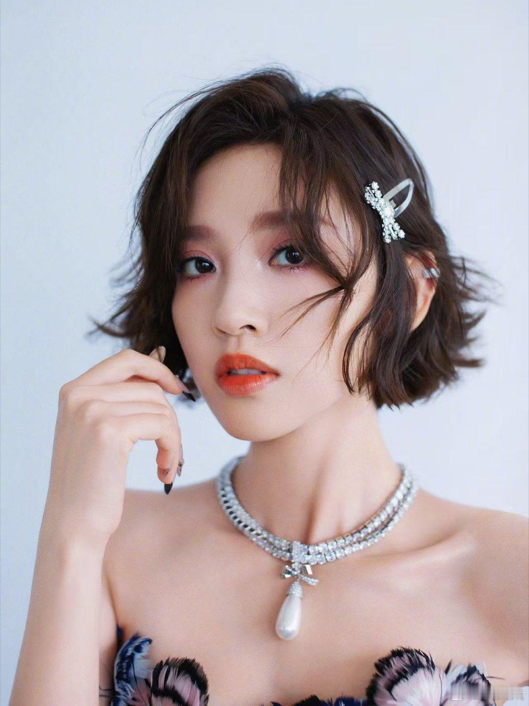 庄法教唐艺昕cos环球小姐 浪姐后台也太欢乐了！庄法和唐艺昕默契满满，沉浸式复刻